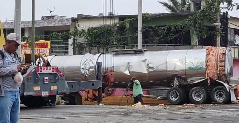 Pipa Cargada de Jugo de Naranja y Queda Atorada en las Vías del Tren en Crucero de Miramar.
