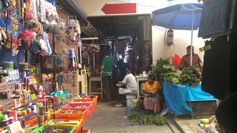 Afectados comerciantes por la falta de electricidad