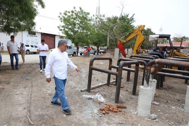 Supervisa alcalde Armando Martínez instalación de alumbrado solar en la carretera Tampico – Mante