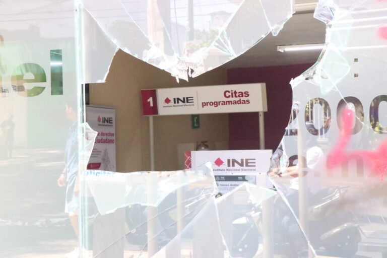 Vandalizan anarquistas oficinas del INE y del PRI en Xalapa
