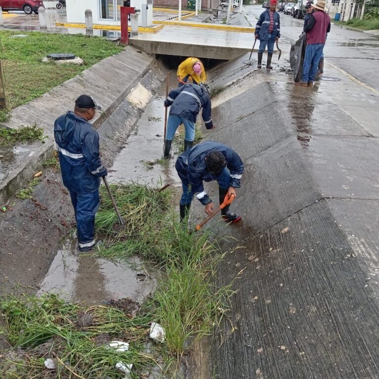 Refuerzan limpieza de canales pluviales en Pueblo Viejo ante pronóstico de lluvias intensas