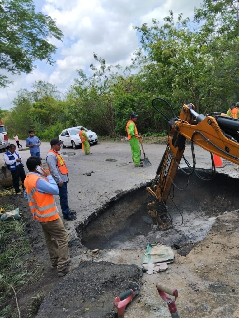 Rellenan socavón y reabren circulación en carretera federal Alazán-Canoas