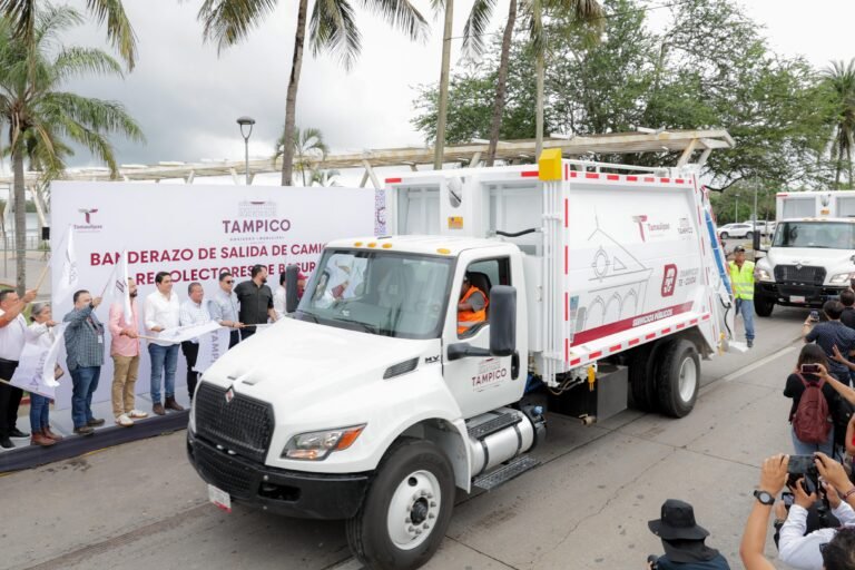 Entrega Mónica Villarreal, 10 nuevos camiones, recolectores de basura