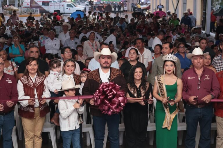 La Lluvia no Detuvo la Fiesta: Más de Mil Personas Abarrotan Concurso Nacional de Huapango en González.