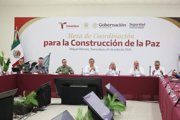 Entrega gobernador de Tamaulipas nuevos vehículos para seguridad pública