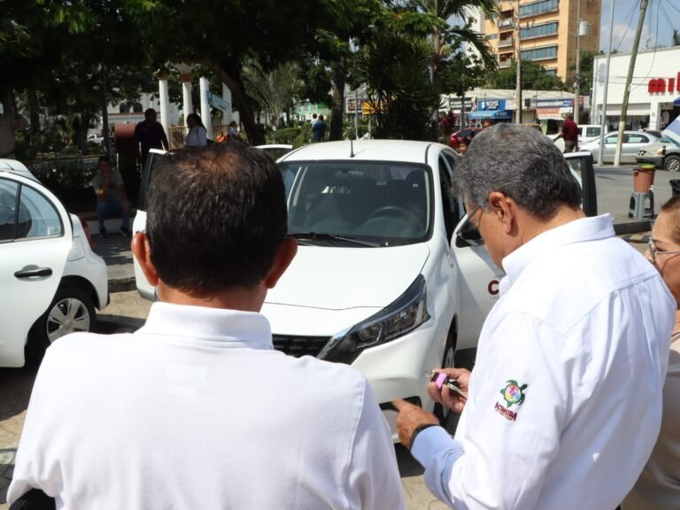 Entregan alcalde y gerente general dos vehículos nuevos a COMAPA Altamira