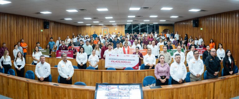 Más de 6 500 estudiantes de la UAT reciben beca