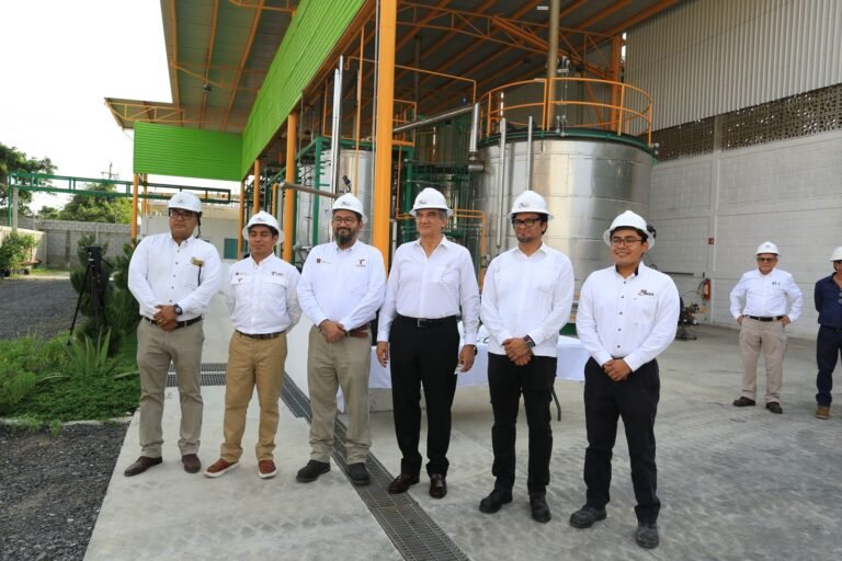 Recorre gobernador Américo Villarreal planta que transforma plásticos en combustibles en Altamira