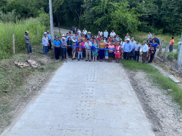 Inaugura JGA camino rural que conduce a Palmital, San Lorenzo.