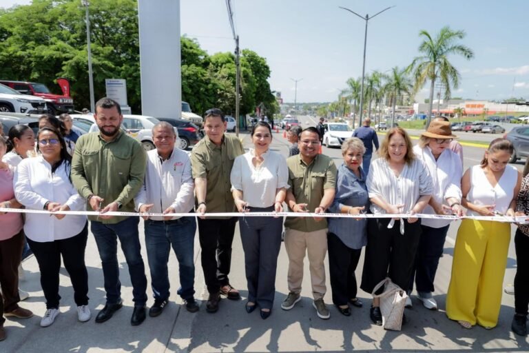 Mónica Villarreal inaugura obras de reencarpetado por 6 MDP