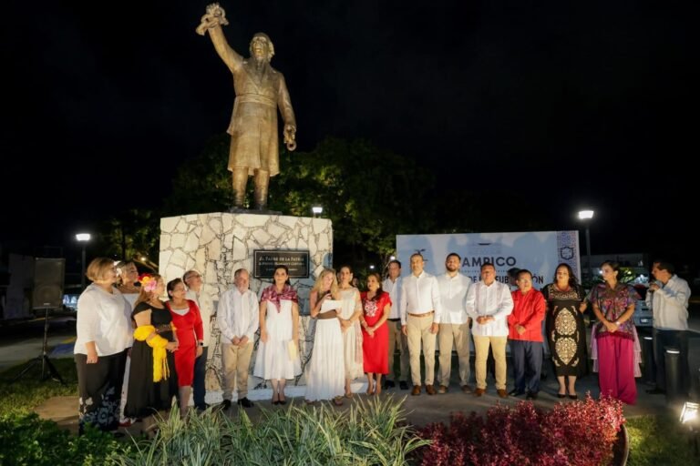 Inaugura Mónica Villarreal Monumento a Miguel Hidalgo en la Plaza de las Artes de Tampico