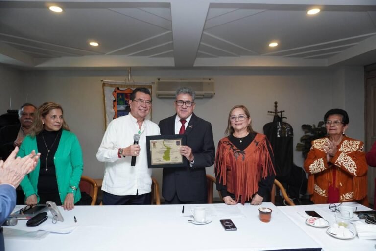 Reconocen a Armando Martínez por su gobierno 