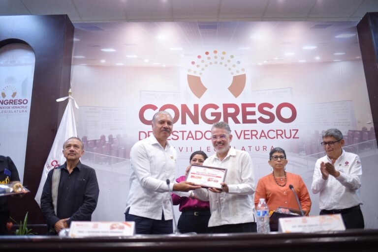 Celebra diputado 45 aniversario de la Universidad Pedagógica Veracruzana