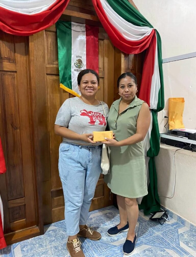 Entregaron apoyo económico al trío Lucero Huasteco