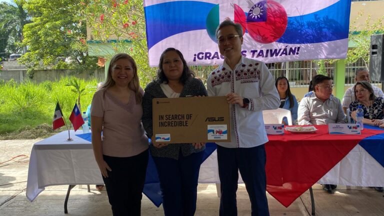 Embajador de Taiwán fortalece lazos con Tantoyuca y dona computadoras a escuelas locales