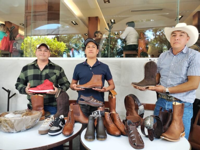 Por abandono de autoridades municipales, artesanos de calzado de Naolinco deciden promover por su cuenta su producto artesanal