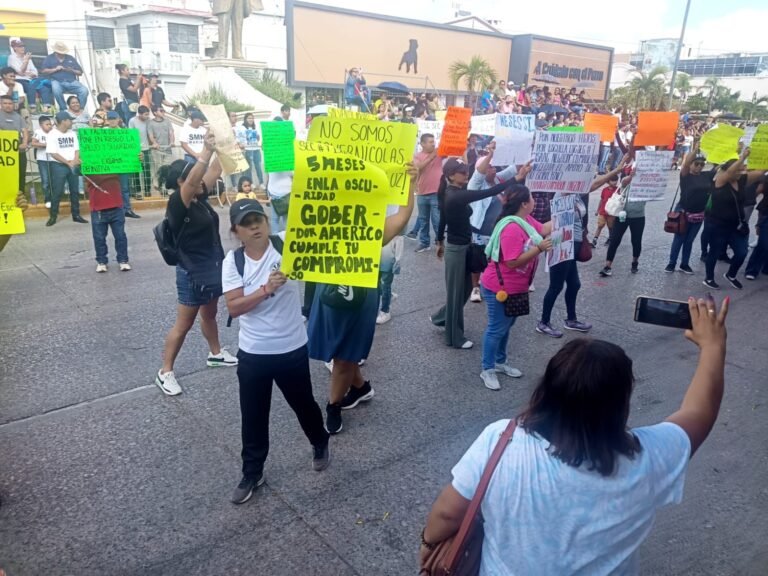 Madres Exigen Restablecer Energía Eléctrica en Secundaria del Polvorín; Llevan su Reclamo al Desfile de la Revolución