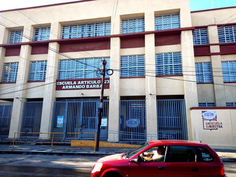 Niños del Armando Barba toman clases en el patio por falta de luz; exigen respuesta oficial
