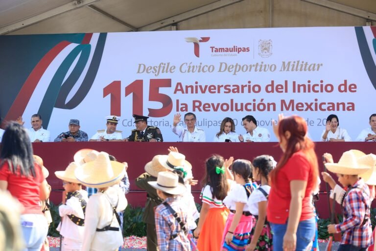 Desfilan miles de jóvenes en el 115 aniversario de la Revolución Mexicana