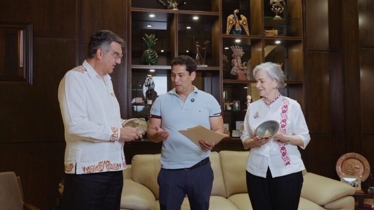 Reciben Américo y María piezas bendecidas por el Vaticano para la Virgen monumental de El Chorrito