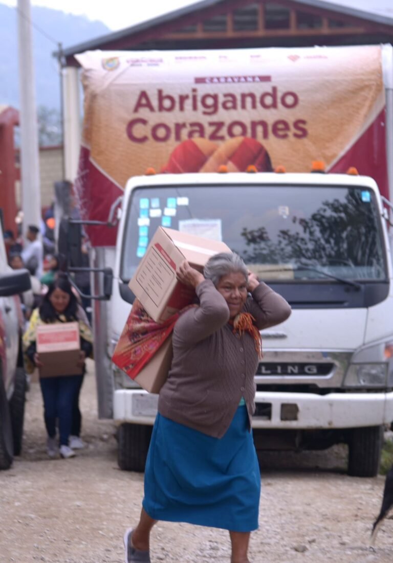 Familias de Calcahualco y Altotonga reciben cobijo y atención con Caravanas Abrigando Corazones