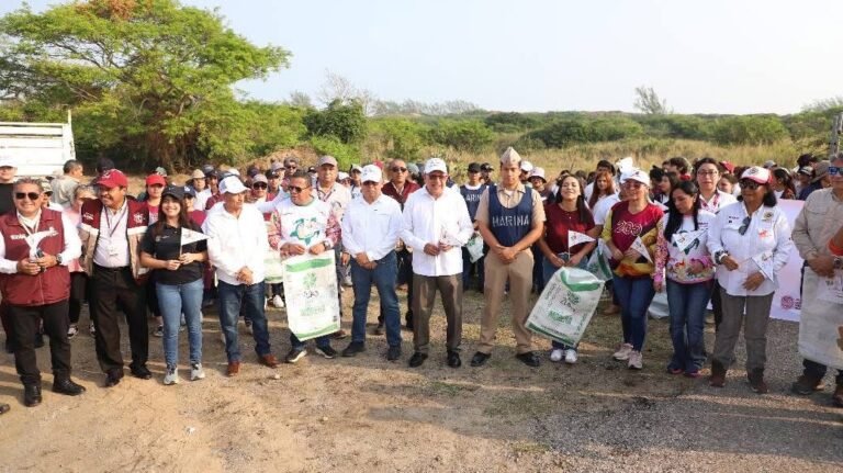 Encabeza Armando Martínez jornada de preservación de playa Dunas Doradas