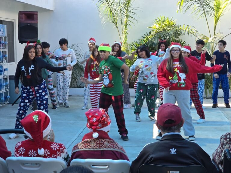 Alegre Posada Organizan Estudiantes de la Prepa México a los Adultos Mayores del DIF Tampico