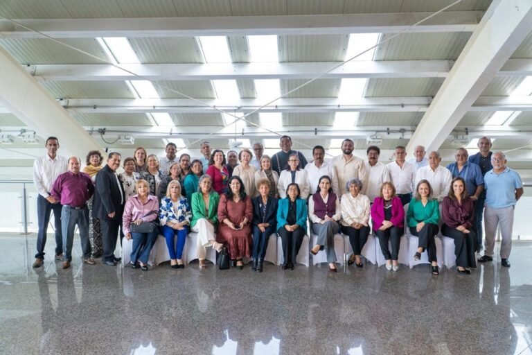 Reconoce Mónica Villarreal la labor del magisterio y refrenda su compromiso con la educación