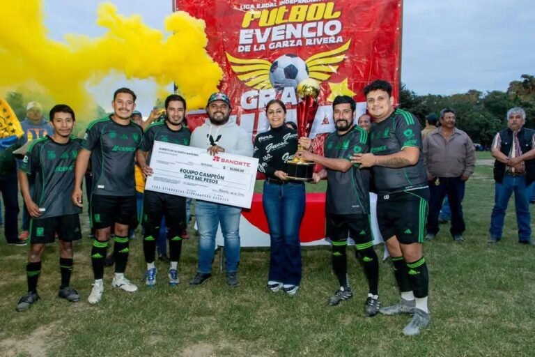 Premia alcaldesa Mary Martínez a campeón y subcampeón de la Liga Ejidal “Evencio De la Garza Rivera”