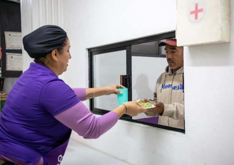 Brinda DIF Altamira alimento caliente a personas vulnerables