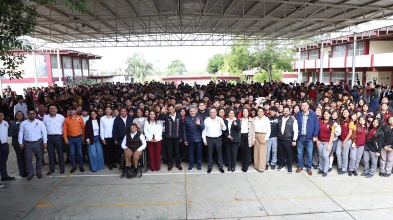 Refrenda Armando Martínez compromiso con la educación