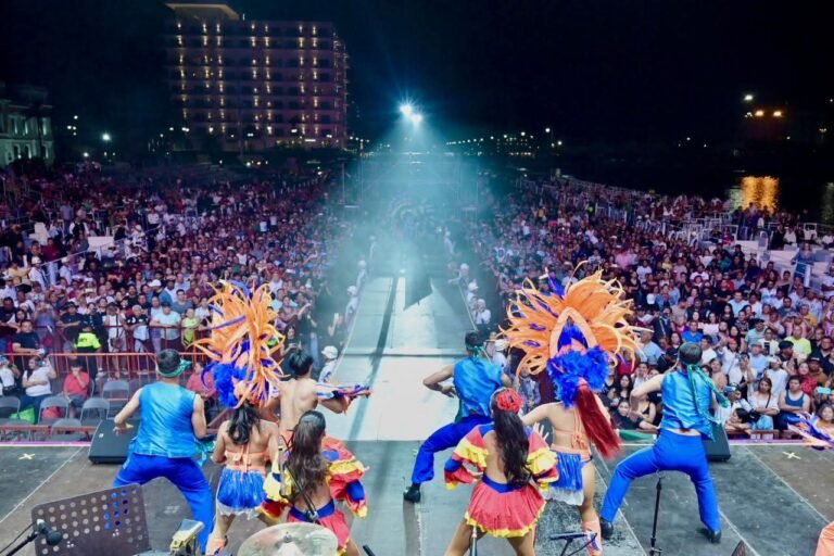 Turistas nacionales y extranjeros disfrutan un Carnaval seguro y ordenado