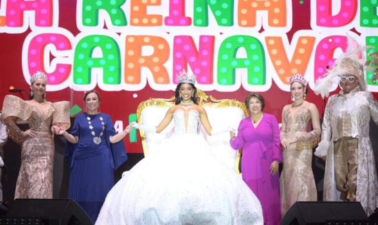 Gobernadora Rocío Nahle corona a Fernanda Pumar como Reina del Carnaval de Veracruz