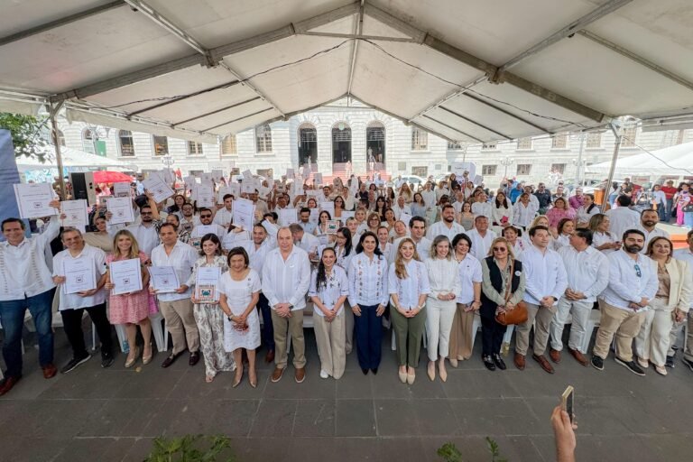 Monica Villarreal entrega Distintivos “Hecho en Tampico” a 70 empresarios locales