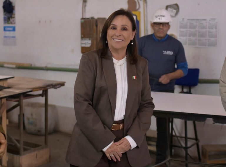 Visita Gobernadora planta veracruzana que fabrica mobiliario para escuelas públicas