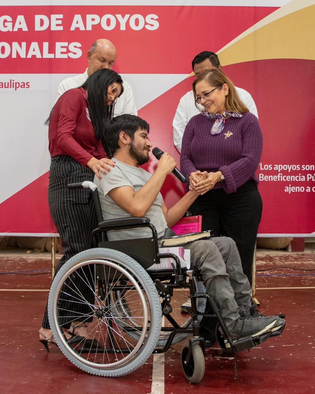 Entrega Rossy Luque apoyos funcionales