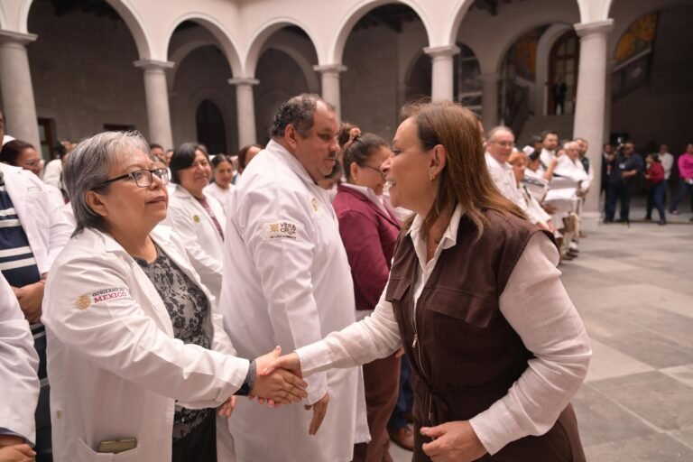 Entrega Rocío Nahle uniformes a personal hospitalario; anuncia compra de 60 ambulancias