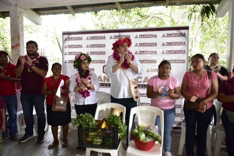 Roberto San Román recorre las comunidades entregando apoyos alimentarios