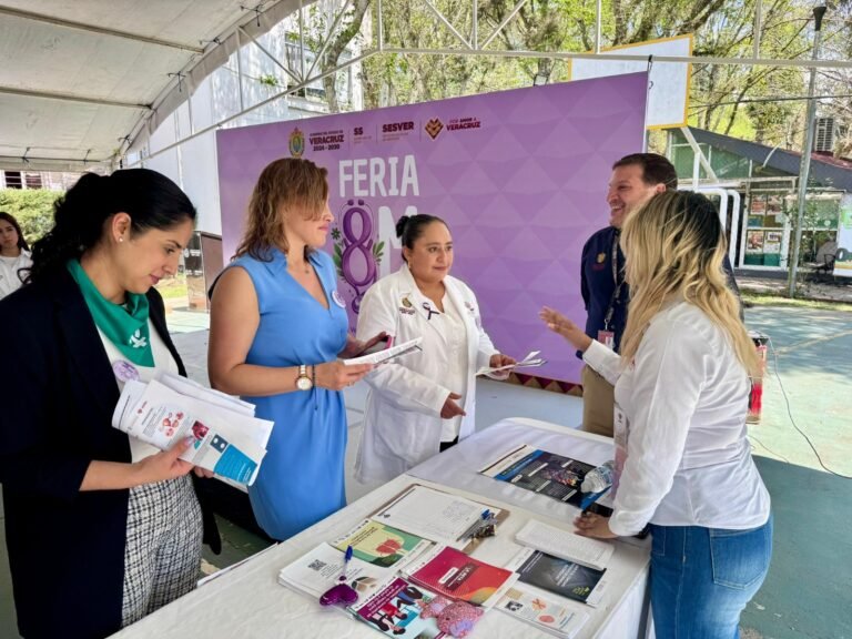 Feria Por la salud de todas acerca servicios médicos y orientación a mujeres