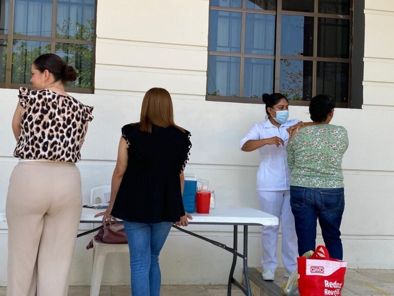 Instalan puesto de vacunación en el centro de Tantoyuca para reforzar prevención sanitaria