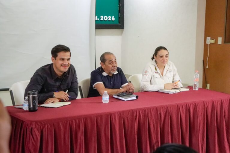 Gobierno de Veracruz acuerda apoyo a pescadores afectados por hidrocarburo en Laguna de Carrizal