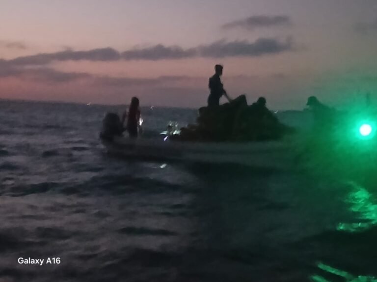 Implementan acciones emergentes para contener hidrocarburo en la Laguna de Tamiahua