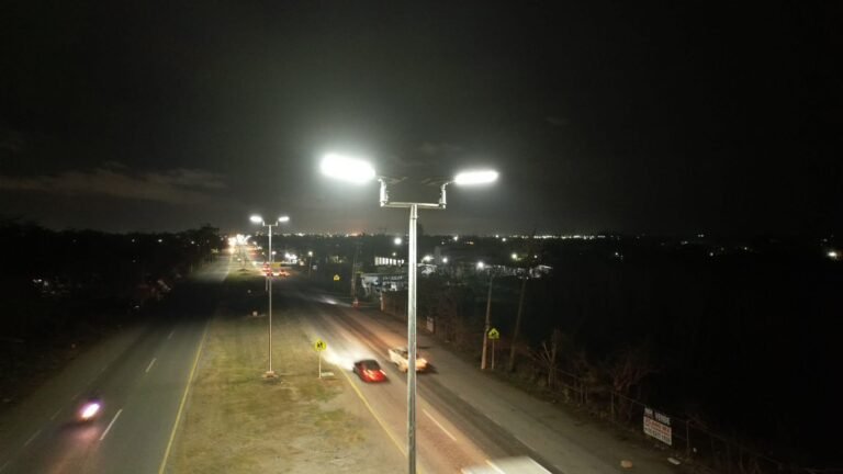 Beneficia Armando Martínez a comunidad rural con iluminación solar