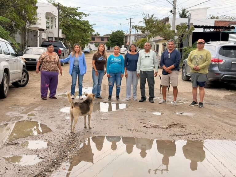 Vecinos acusan abandono de Erasmo González y Comapa Sur por fuga y drenaje colapsado.