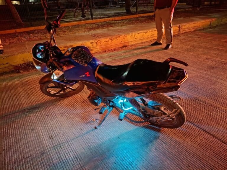 Derrapa motociclista y resulta lesionada en Santa Elena