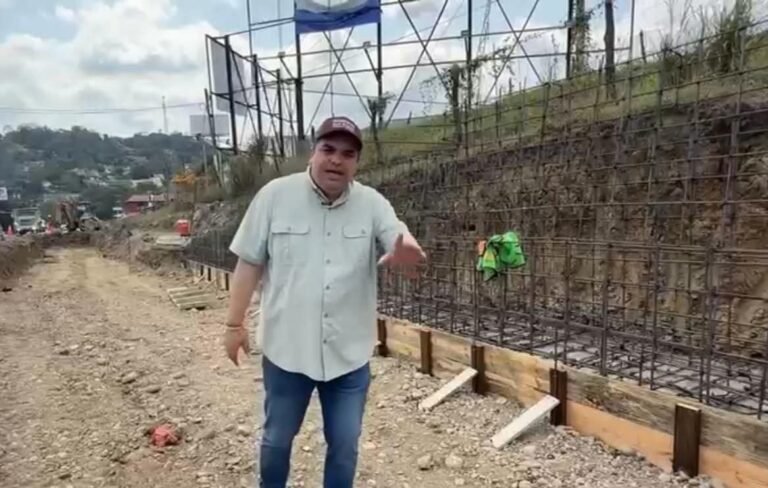 Avanza rehabilitación de tramo de la carretera municipalizada en Tantoyuca