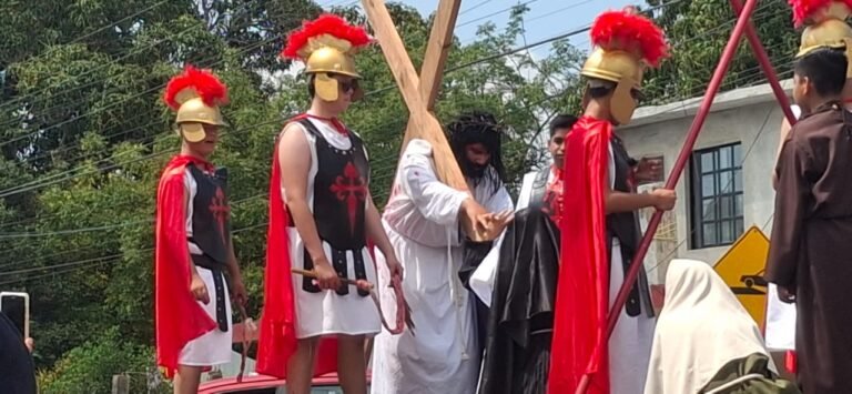 Por tercer año consecutivo jóvenes representan la Pasión de Cristo en Altamira.