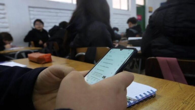 Analiza Congreso de Veracruz regular uso de celulares en escuelas básicas