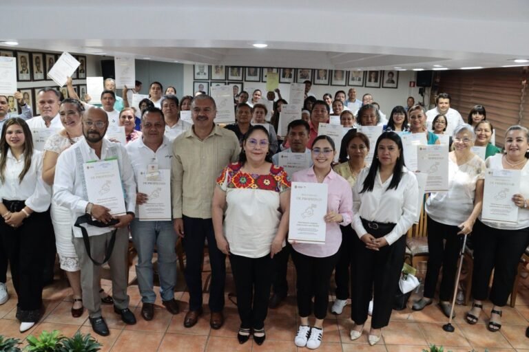 SEV entrega títulos de propiedad a 54 escuelas; destacan planteles con 94 años