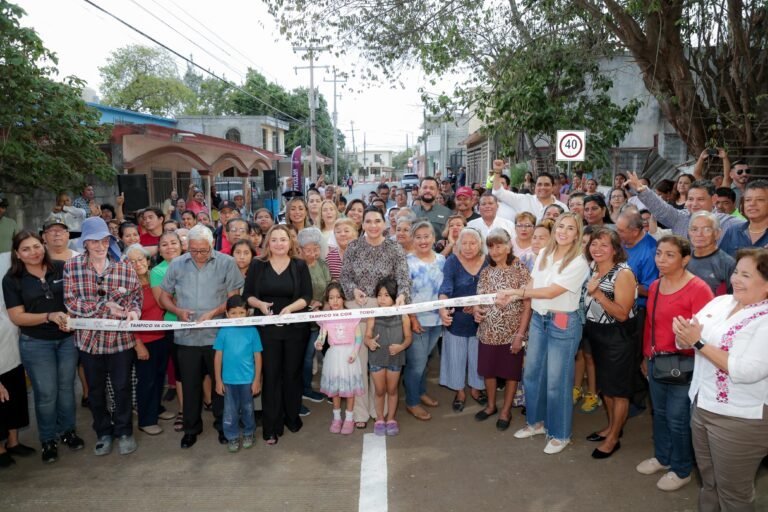 Inaugura Mónica Villarreal décima calle en una semana